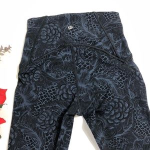 Lululemon CAPRI SIZE 4 LIKE NEW